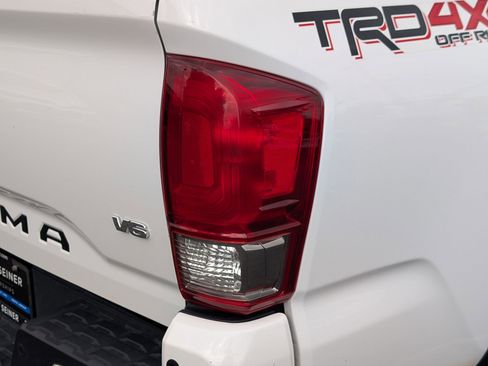 Used 2017 Toyota Tacoma TRD Off-Road w/ Premium & Technology Package AWD/4WD image 11