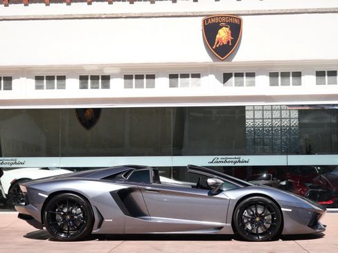 Used 2015 Lamborghini Aventador LP 700-4 AWD/4WD image 2