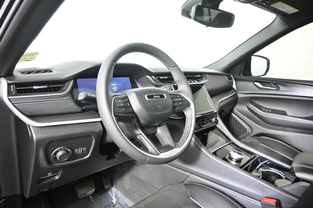 Used 2023 Jeep Grand Cherokee Altitude AWD/4WD image 22