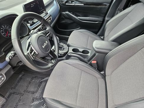 Used 2023 Kia Seltos S w/ Navigation Package FWD image 2
