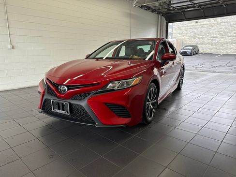 Certified 2019 Toyota Camry SE w/ Convenience Package FWD image 3