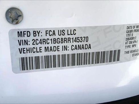 Certified 2024 Chrysler Pacifica Touring-L image 33