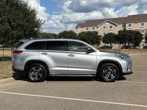 Used 2017 Toyota Highlander Limited Platinum FWD image 5
