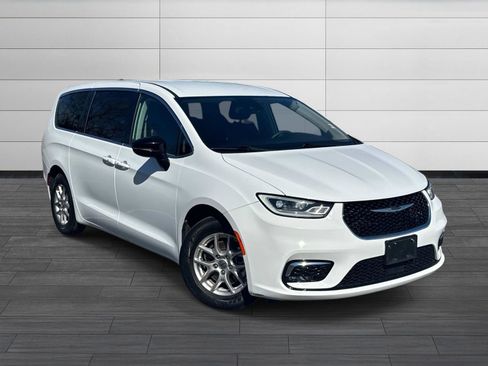 Used 2024 Chrysler Pacifica Touring-L FWD image 2