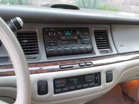 Used 1997 Lincoln Town Car Signature RWD image 55