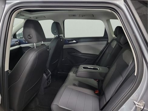 Used 2024 Volkswagen Taos SE w/ Panoramic Sunroof Package AWD/4WD image 9