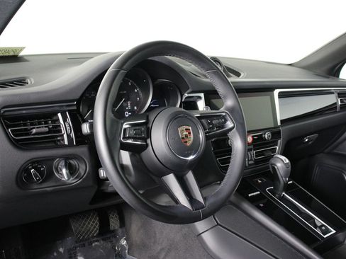 Certified 2023 Porsche Macan AWD/4WD image 4