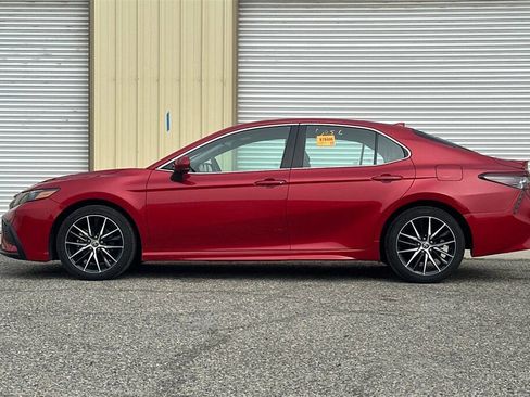 Used 2024 Toyota Camry SE image 3