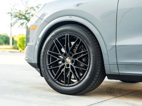 Used 2024 Porsche Cayenne S image 9