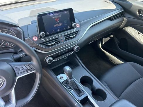 Used 2025 Nissan Altima 2.5 SV FWD image 30