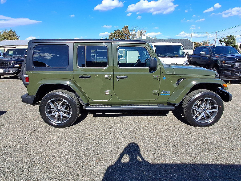 Used 2024 Jeep Wrangler Unlimited w/ Convenience Group AWD/4WD image 9