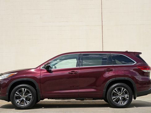 Used 2018 Toyota Highlander Plus AWD/4WD image 8