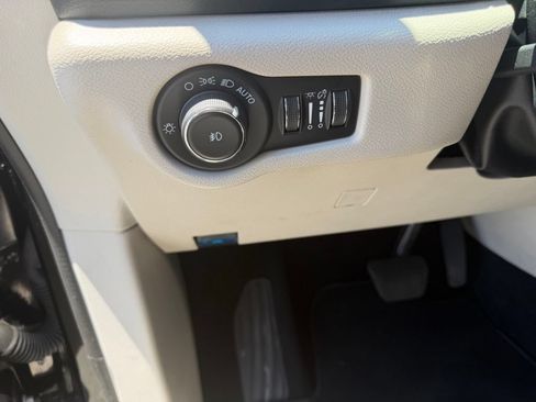 Used 2024 Chrysler Pacifica Touring-L FWD image 17