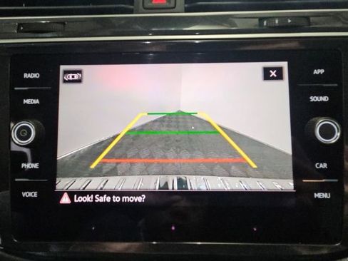 Used 2023 Volkswagen Tiguan SE image 12