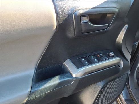 Used 2016 Toyota Tacoma SR5 w/ SR5 Appearance Package (SN) image 7