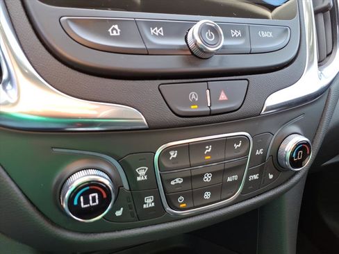 Used 2024 Chevrolet Equinox LT FWD image 30