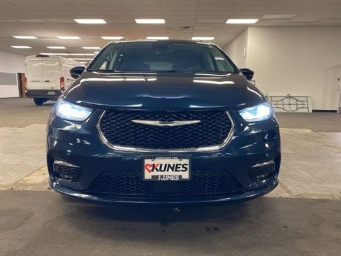 Used 2022 Chrysler Pacifica Touring-L image 17