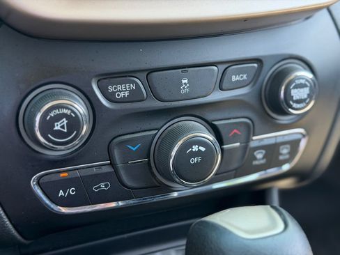 Used 2014 Jeep Cherokee Latitude AWD/4WD image 17