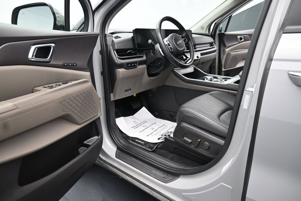 Used 2025 Kia Carnival EX FWD image 15