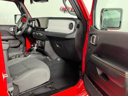 Used 2024 Jeep Wrangler Unlimited Sahara image 28