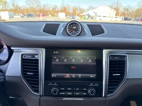 Used 2017 Porsche Macan Turbo image 23