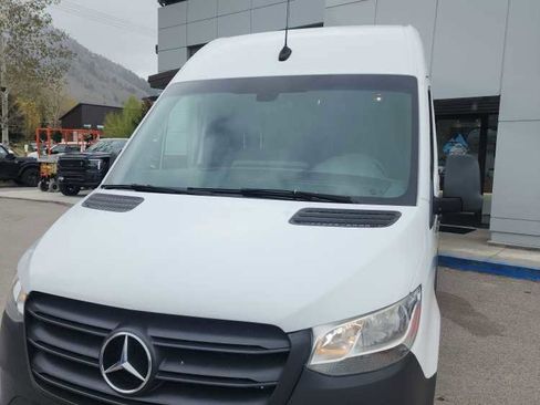 Used 2021 Mercedes-Benz Sprinter 2500 image 3