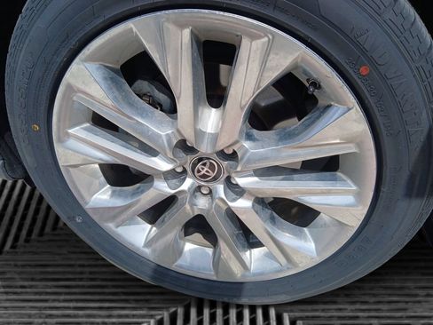 Used 2024 Toyota Highlander Limited FWD image 10