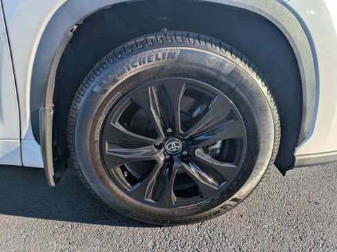 Used 2023 Toyota Highlander XLE image 11