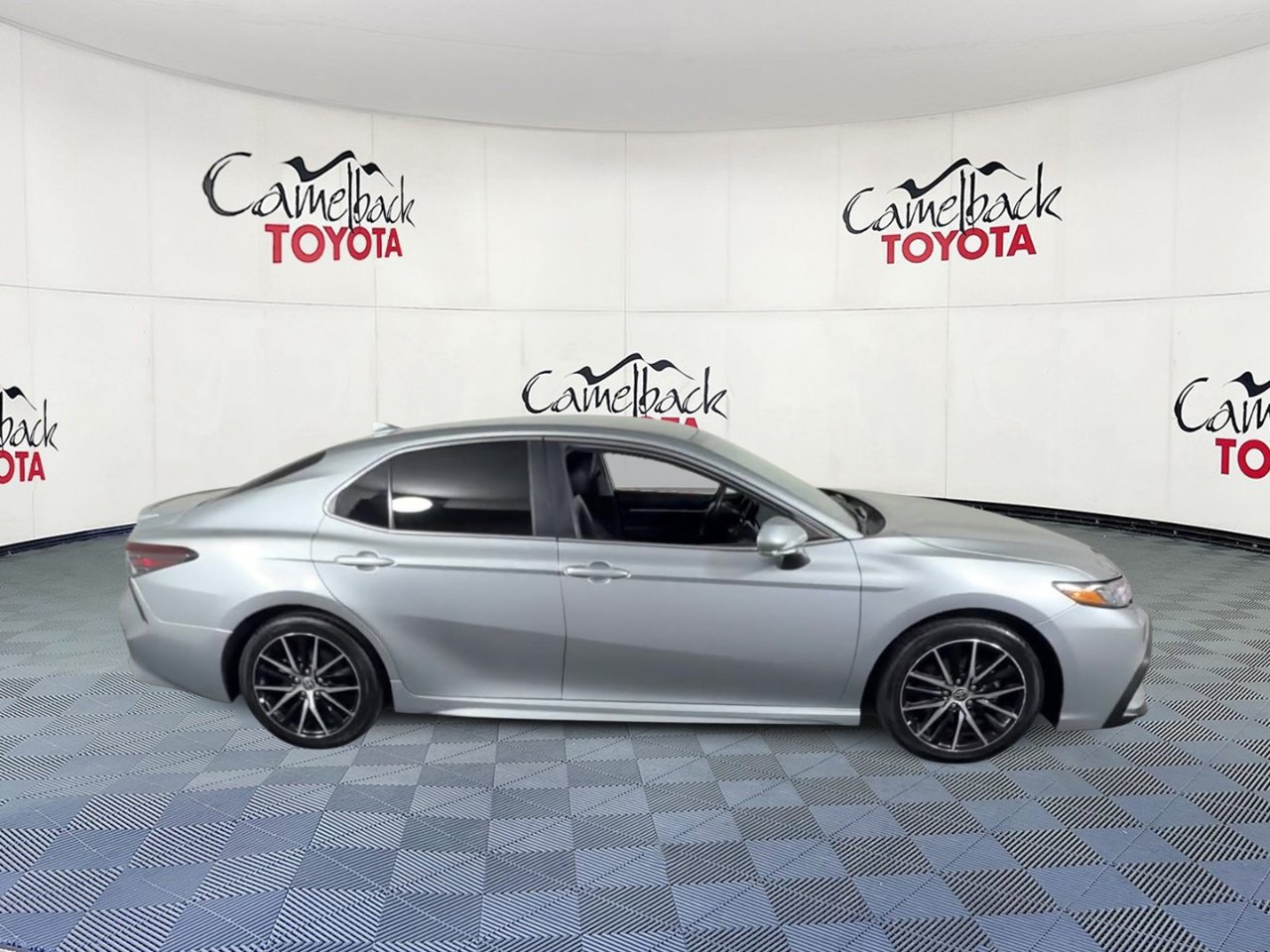 Used 2023 Toyota Camry SE FWD image 4