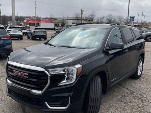 Used 2023 GMC Terrain SLE w/ Driver Convenience Package image 4