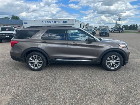 Used 2021 Ford Explorer XLT w/ Equipment Group 202A AWD/4WD image 8