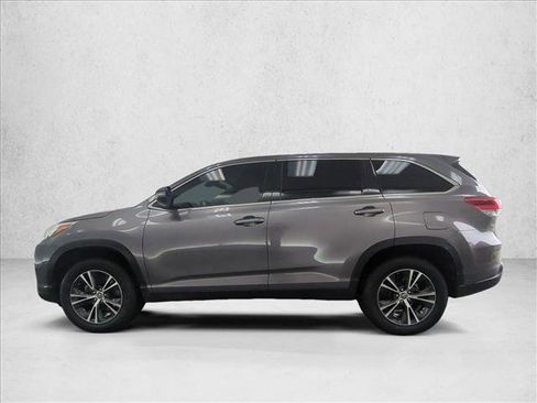 Used 2019 Toyota Highlander LE FWD image 9