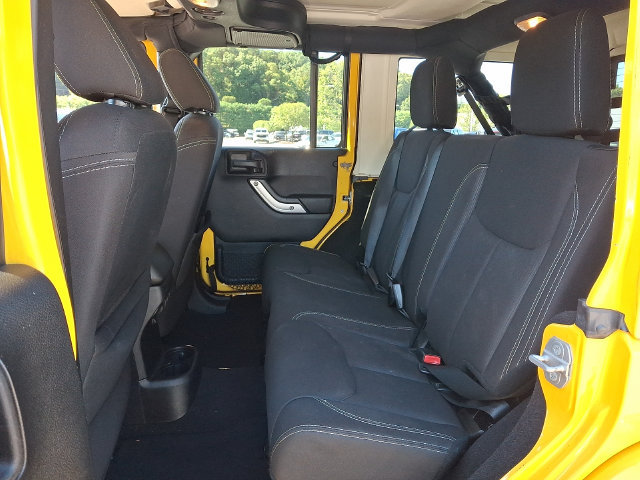 Used 2015 Jeep Wrangler Unlimited Sahara w/ Connectivity Group AWD/4WD image 19