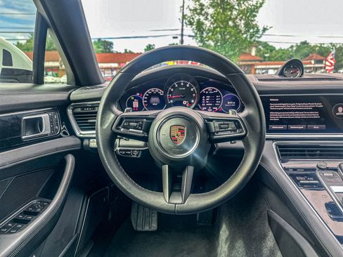 Used 2022 Porsche Panamera w/ Premium Package image 20