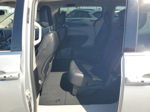 Used 2024 Chrysler Pacifica Touring-L image 15