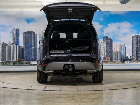 Certified 2025 Land Rover Discovery Dynamic SE image 12