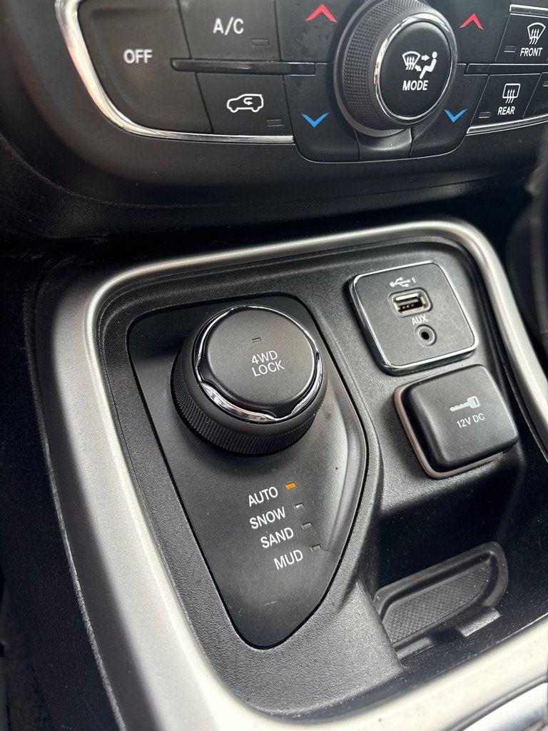 Used 2020 Jeep Compass Latitude w/ Cold Weather Group AWD/4WD image 19
