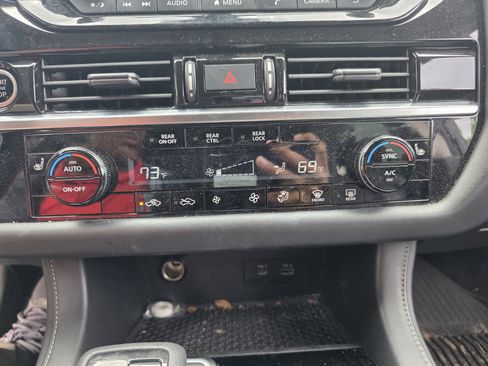 Used 2022 Nissan Pathfinder SV AWD/4WD image 4