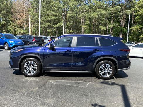 Used 2025 Toyota Highlander XLE FWD image 7