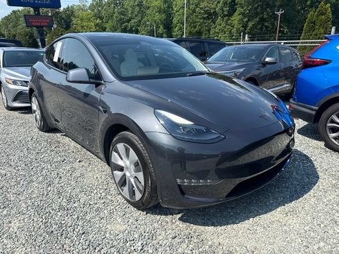 Used 2023 Tesla Model Y Long Range AWD/4WD image 2