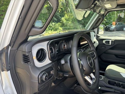 Used 2025 Jeep Wrangler Unlimited Sahara AWD/4WD image 36