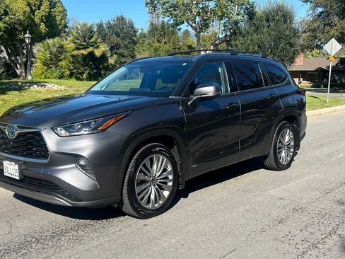 Used 2022 Toyota Highlander Platinum image 3