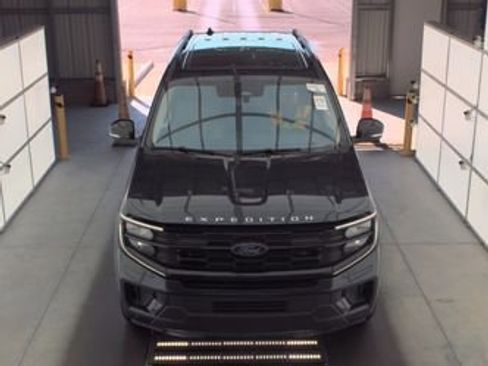 Used 2025 Ford Expedition Active image 2