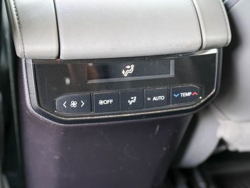 Used 2021 Toyota Highlander XLE AWD/4WD image 21
