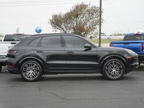 Used 2025 Porsche Cayenne Base image 5