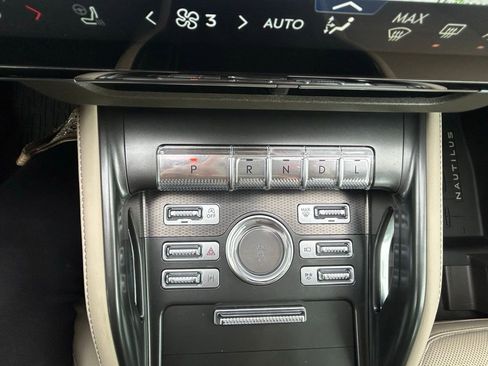 Used 2025 Lincoln Nautilus Premier AWD/4WD image 34