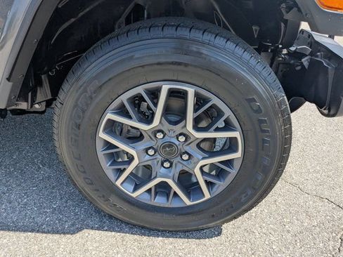 Used 2018 Jeep Wrangler Unlimited Sahara AWD/4WD image 9