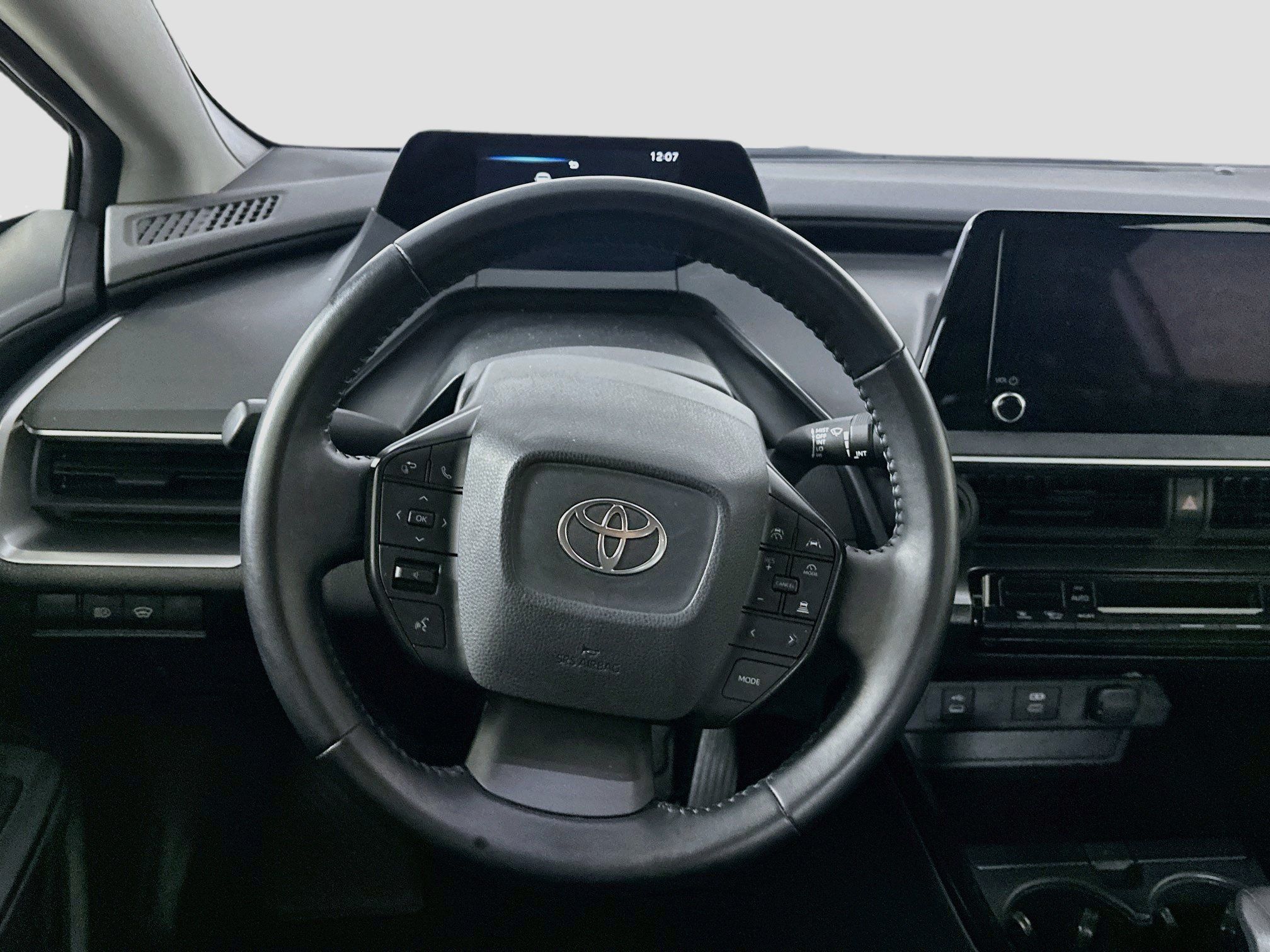 Used 2025 Toyota Prius LE FWD image 17