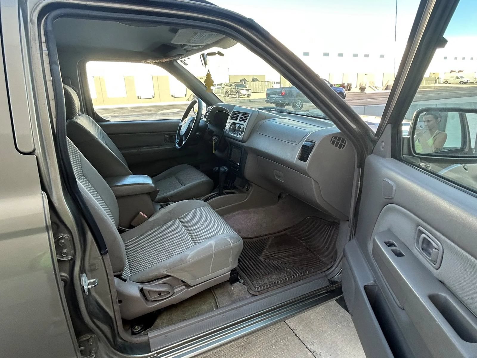 Used 2001 Nissan Frontier SE AWD/4WD image 11