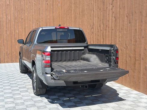 Used 2025 Nissan Frontier SV w/ SV Convenience Package RWD image 16
